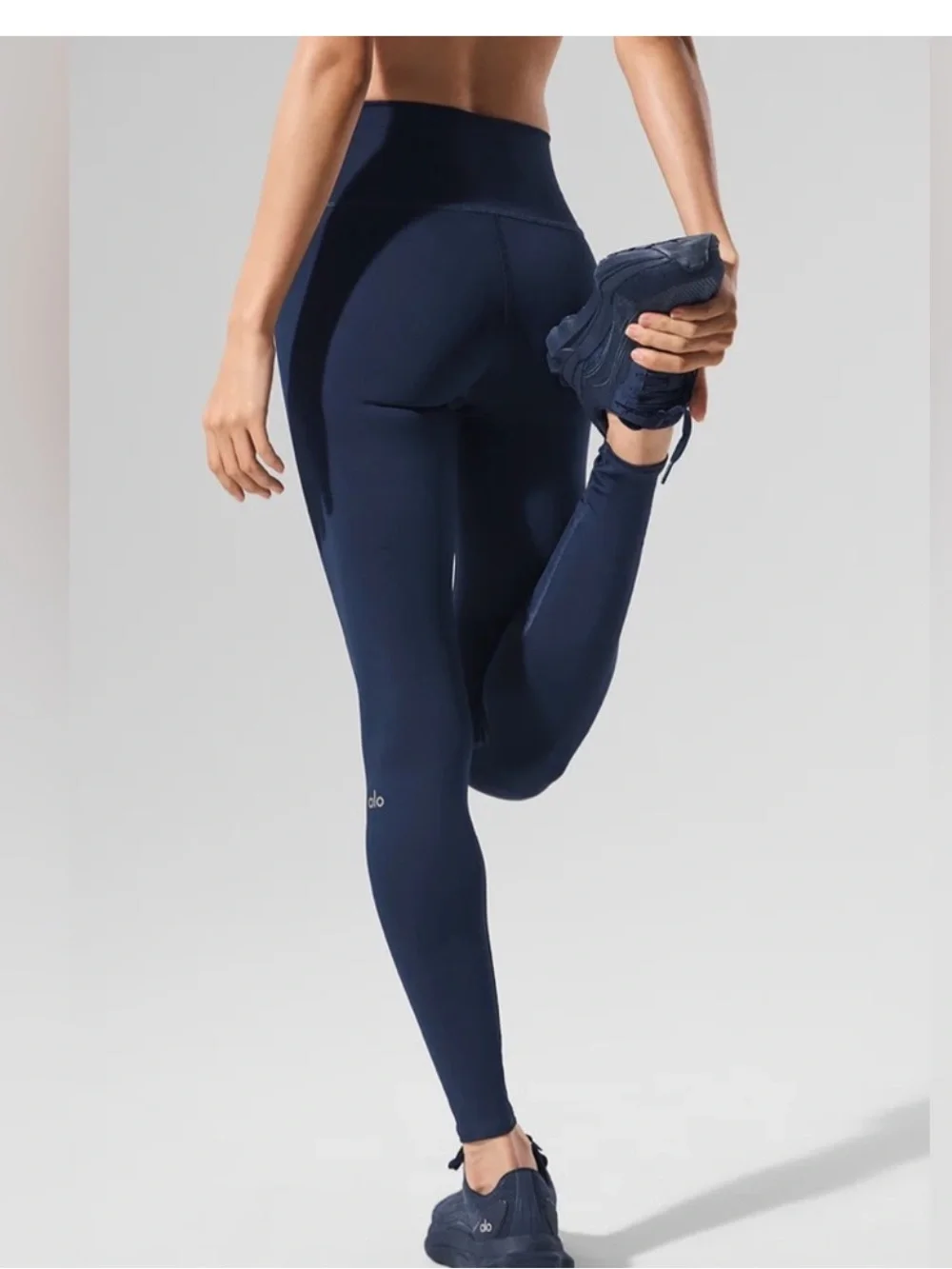 ALO Yoga High-Rise Navy Air-Lift Leggings Size Medium 25” Like New!! - Picture 2 of 8
